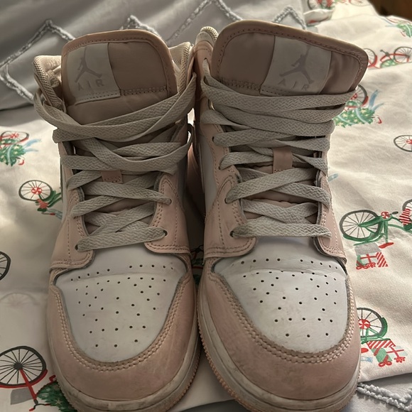 Jordan 1 Mids Size 7 - Picture 2 of 2